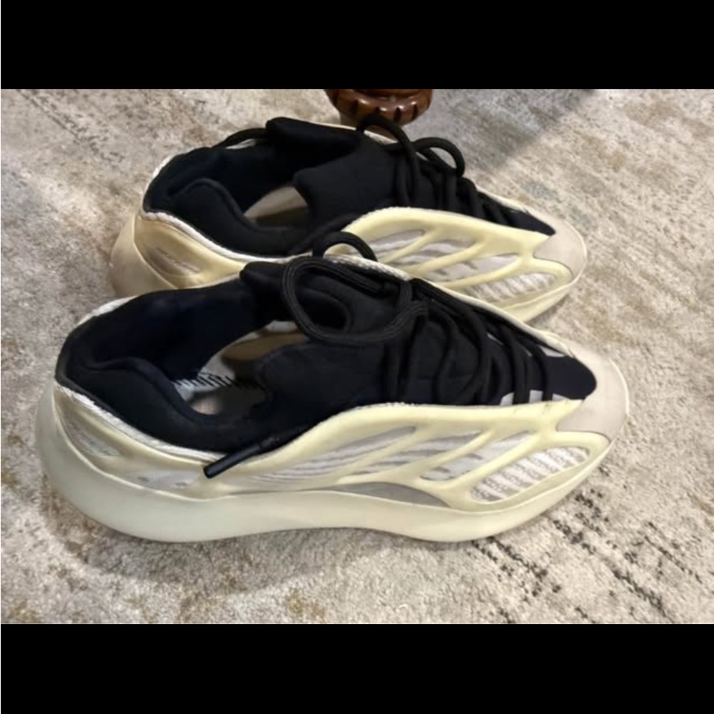 Adidas Yeezy 700 V3 Safflower mens 11.5